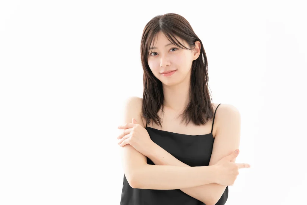 輕按手臂肌膚，帶出療程後保濕、防曬同避開高溫的護理重點